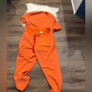Figs XL JOGGER/Scrub set in vibrant orange